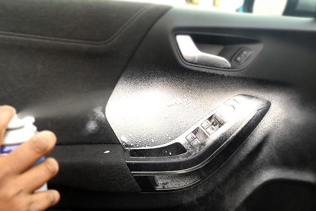 Nettoyage des surfaces intérieures en plastique du véhicule